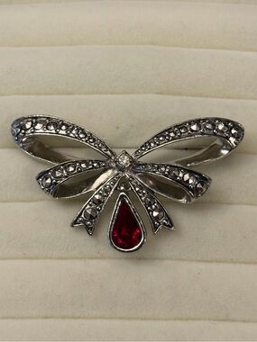 Silver Tone 1994 AVON Bow Pin Brooch Birthstone Dangle‎ January Garnet Stone